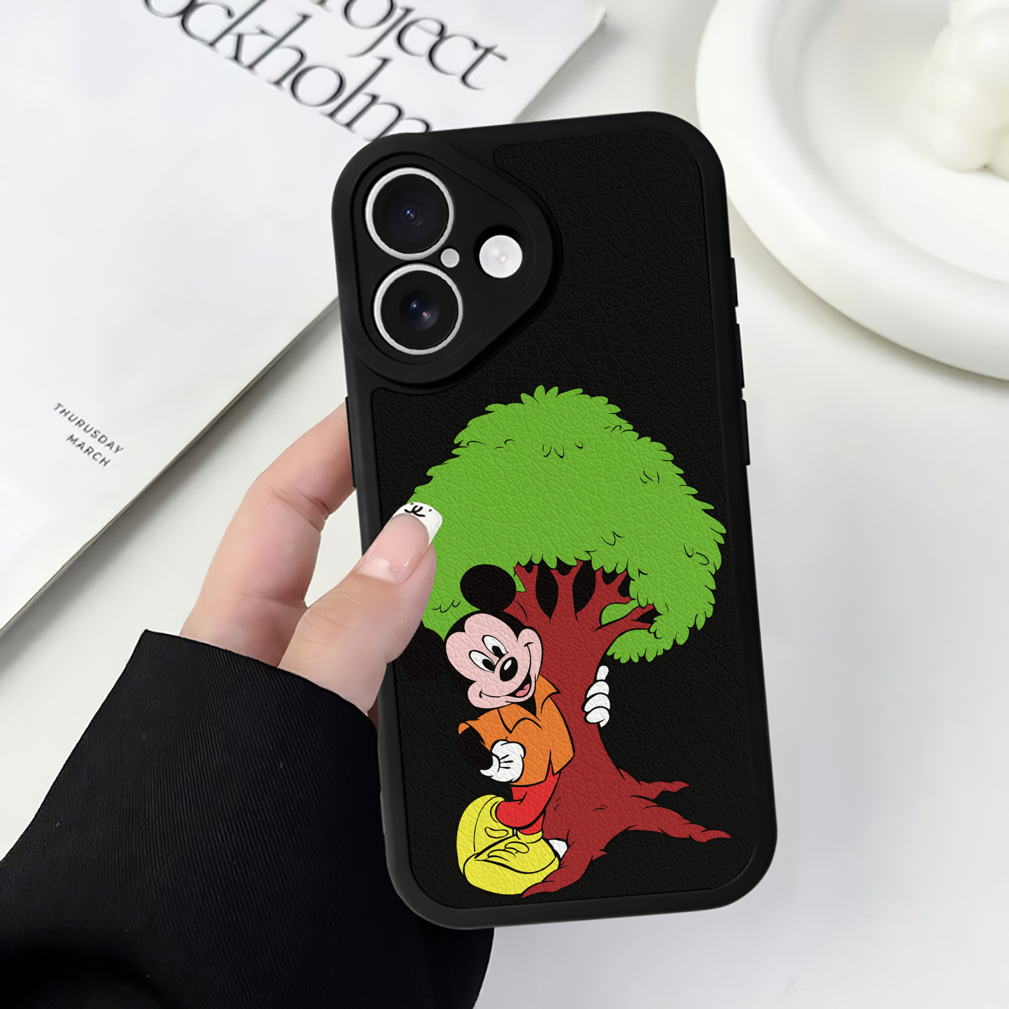 （画像用） ミッキーマウス Mickey Mouse 【iPhone 16シリーズ対応】シリコンスマホケース（レザー調） 材質：シリコン